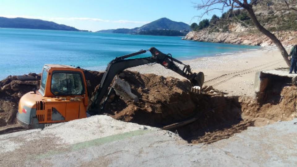 Počela rekonstrukcija obalnog zida uz obrušenu stazu na plaži Kamenovo | Radio Televizija Budva