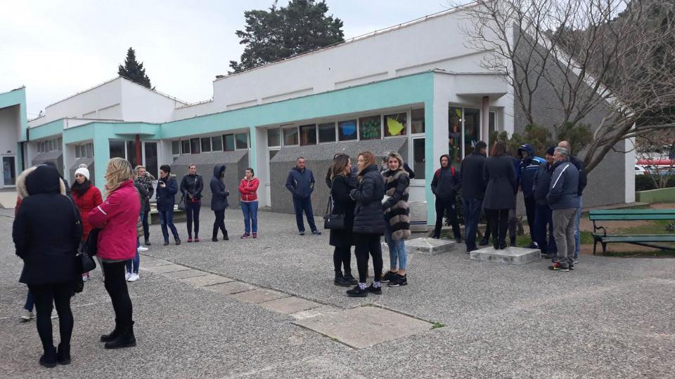 Roditelji ponovo protestuju ispred škole u Petrovcu | Radio Televizija Budva