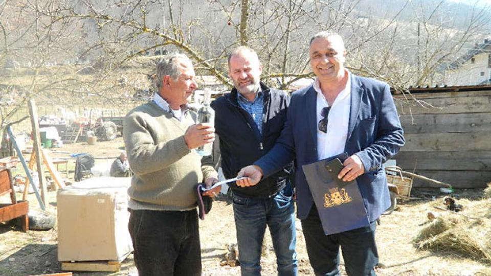 Opština Budva uručila pomoć za obnovu izgorele kuće braće Đekić iz Andrijevice | Radio Televizija Budva