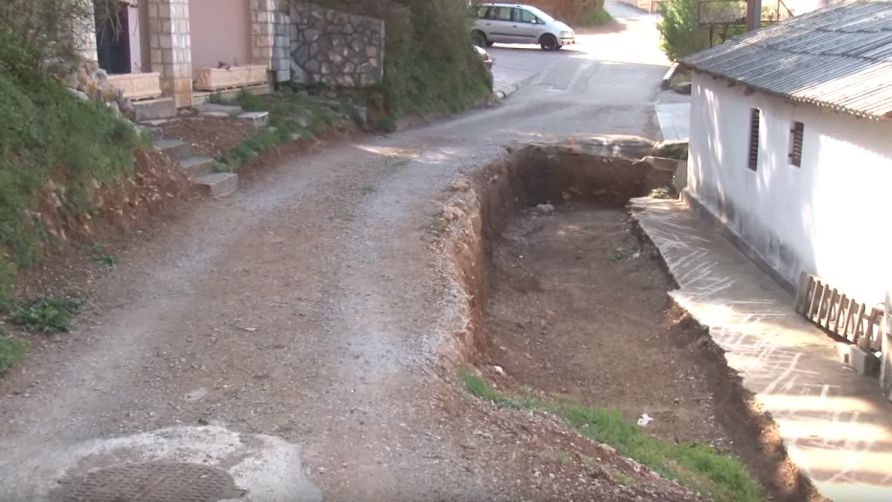 Rupa na putu predstavlja rizik za mještane: Opština za ponedeljak najavila asfaltiranje | Radio Televizija Budva