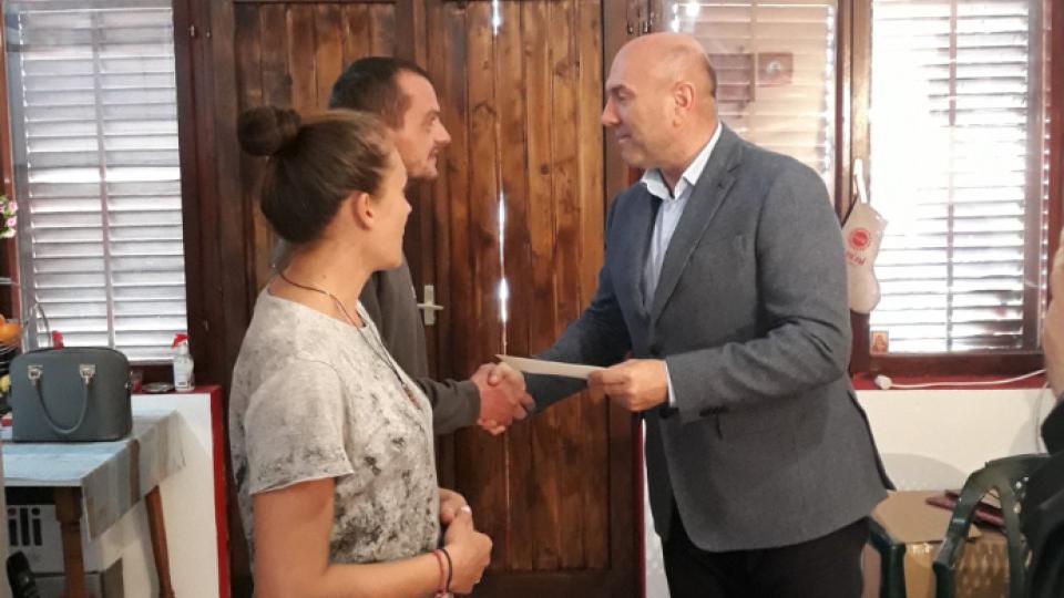 Carević treću platu donirao porodici Vujačić iz Budve | Radio Televizija Budva