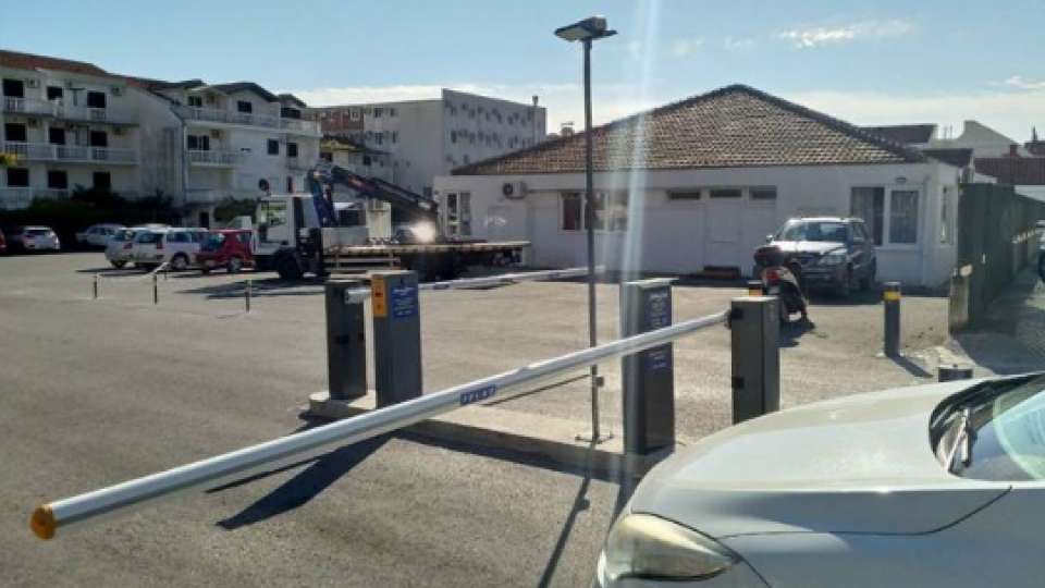 Čitaoci šalju: Oprez pored parking rampi, povrede su bolne i opasne | Radio Televizija Budva
