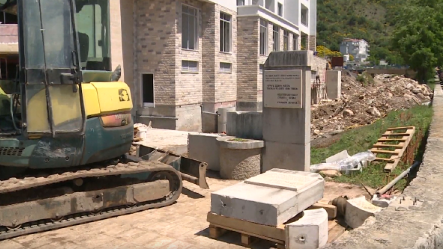 Zbog izgradnje kuržnog toka u Bečićima privremeno dislociran spomenik | Radio Televizija Budva
