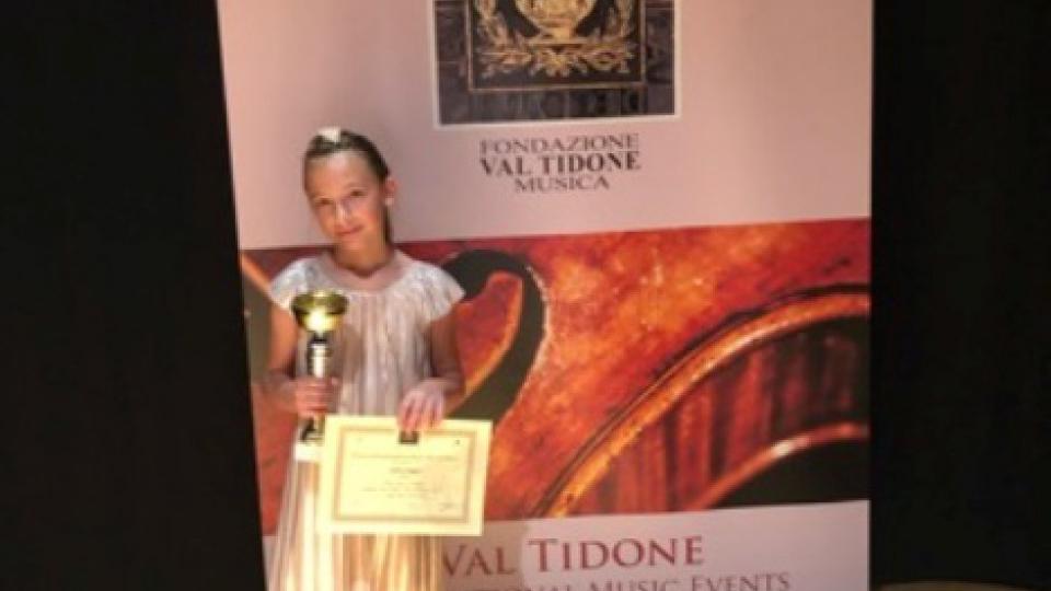 Devetogodišnja Sara Grejs Ivanović  osvojila apsolutno prvo mjesto na takmičenju mladih muzičara u Italiji | Radio Televizija Budva