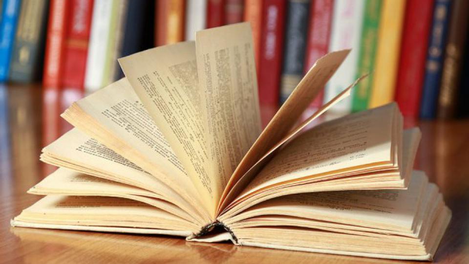 Hotelskoj biblioteci poklonjeno stotinu knjiga | Radio Televizija Budva