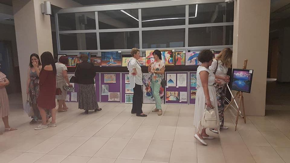 Otvorena izložba radova polaznika “Škole slikanja za treću dob” u Narodnoj biblioteci Budve | Radio Televizija Budva