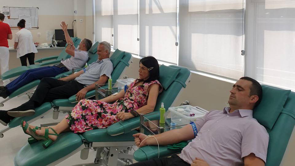 Zaposleni u Sava osiguranju dobrovoljno daju krv - Krv vrijedi koliko i život | Radio Televizija Budva