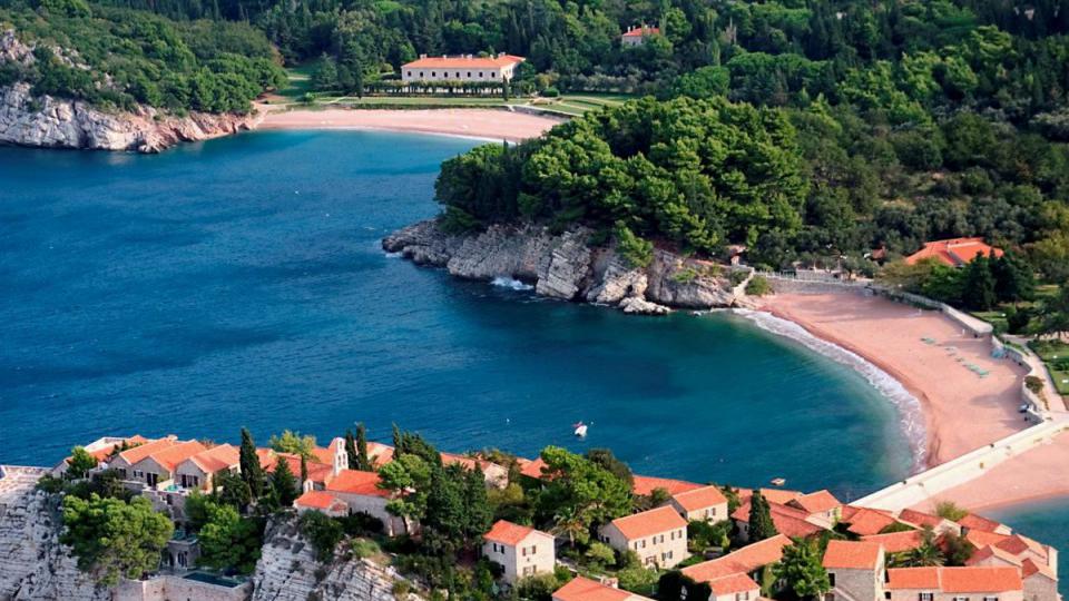 Nakon dvije burne godine Sveti Stefan ponovo dočekuje goste, nova pravila za korišćenje plaža | Radio Televizija Budva