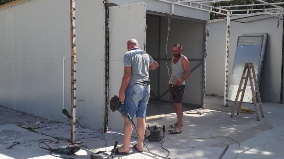 Komunalna inspekcija uklonila privremene objekte u Bečićima | Radio Televizija Budva
