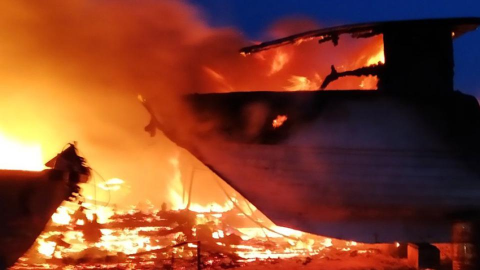 U požaru u marini Bar izgorjelo nekoliko brodova | Radio Televizija Budva