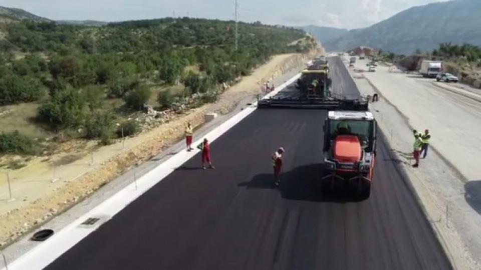 Postavljeni prvi metri asfalta na auto-putu Bar-Boljare VIDEO | Radio Televizija Budva