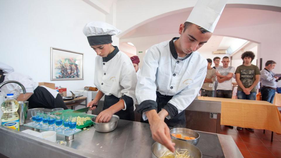 Obilježen Svjetski dan turizma takmičenjem u kuvanju crnogorskih srednjih stručnih škola | Radio Televizija Budva