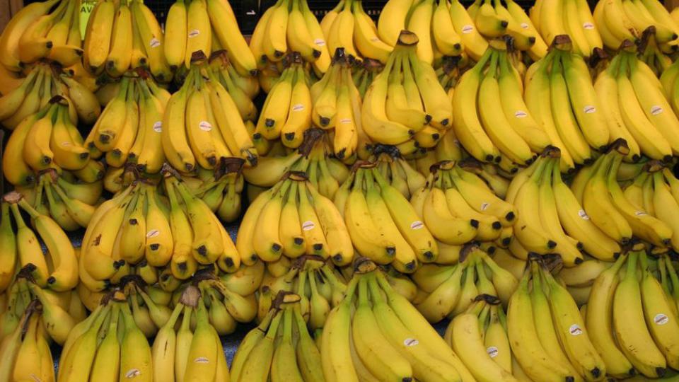Zabranjen uvoz 34 tone mesnih proizvoda, uništeno 24 tone banana | Radio Televizija Budva