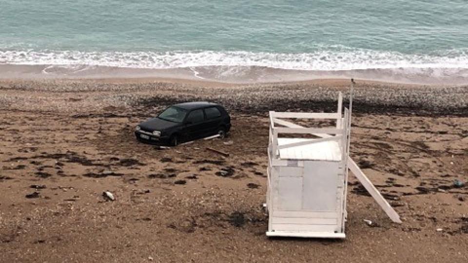 Neobičan prizor na plaži ispod hotela Park (FOTO) | Radio Televizija Budva