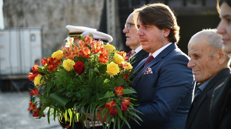 Položeno cvijeće na bistu Marka Stanišića u gradskom parku u Budvi | Radio Televizija Budva