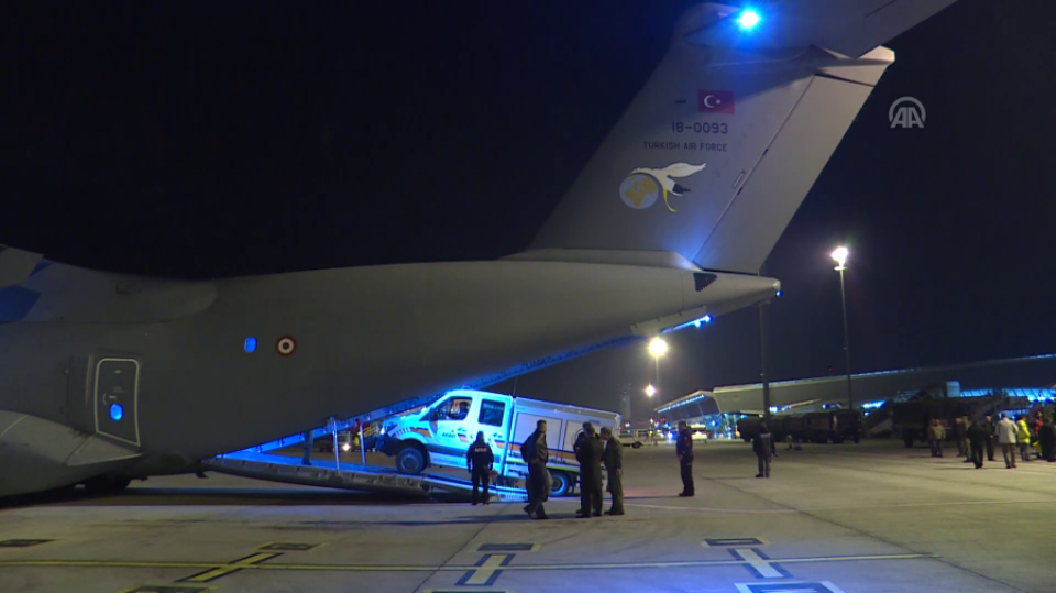 Avion sa spasilačkim timovima stigao u Albaniju | Radio Televizija Budva