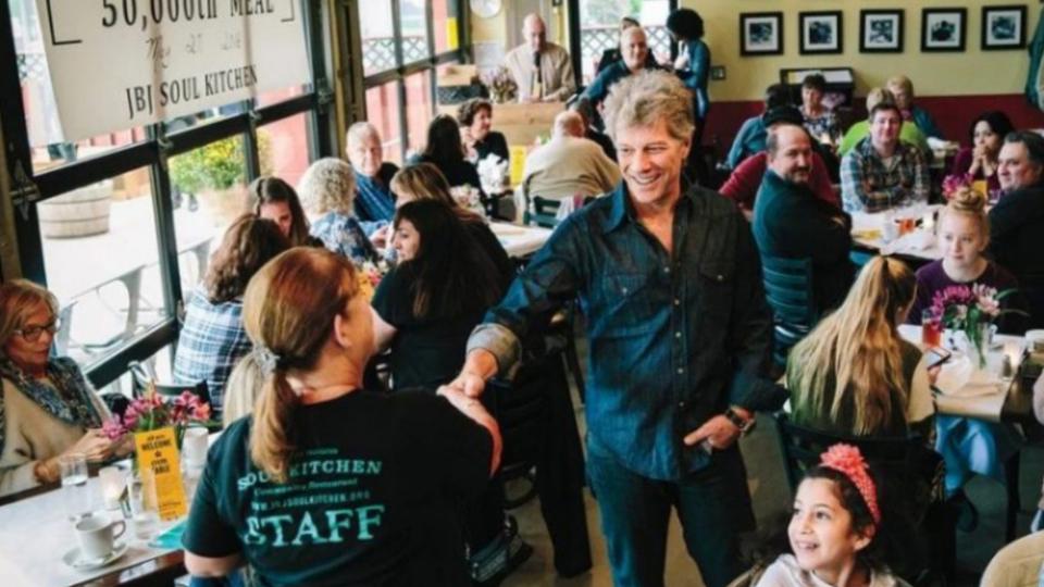 Veliko srce: Bon Jovi otvara treći restoran u kome će siromašni moći besplatno da jedu | Radio Televizija Budva