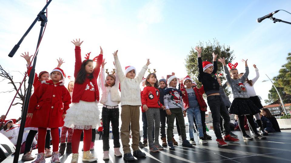 Djeda Mraz stigao na Budvansku rivijeru sa preko 1000 poklona | Radio Televizija Budva