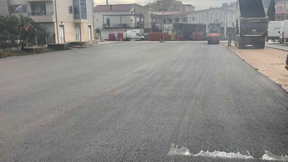 Radovi na asfaltiranju platoa ispred JUSMŠ Danilo Kiš | Radio Televizija Budva