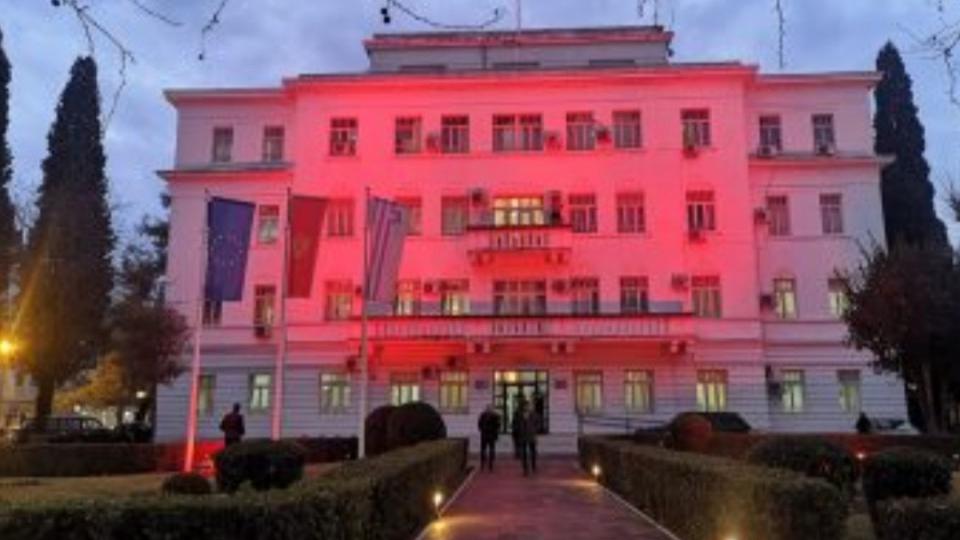 Upravna zgrada Glavnog grada u crvenoj boji u čast vaterpolista | Radio Televizija Budva