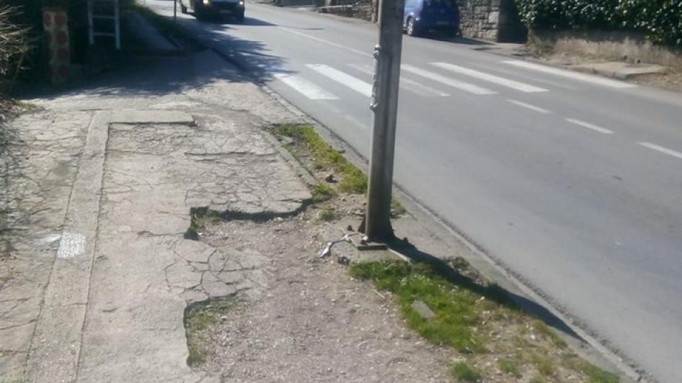Čitaoci šalju: Oštećenja na trotoaru otežavaju kretanje pješaka | Radio Televizija Budva