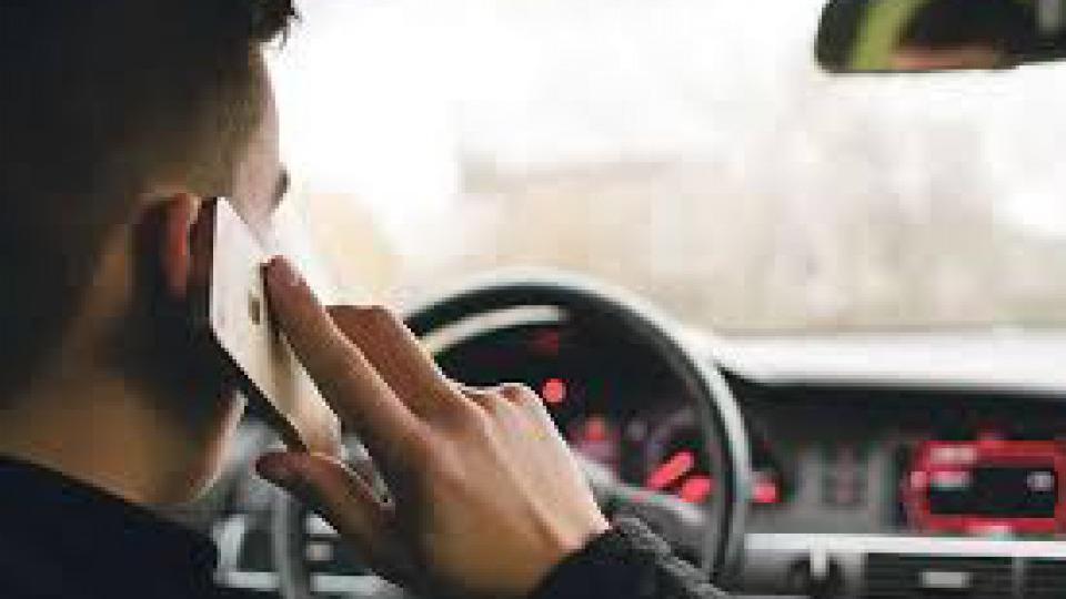 U Budvi zbog korištenja mobilnog telefona u toku vožnje podnijeto 14 prekršajnih naloga | Radio Televizija Budva