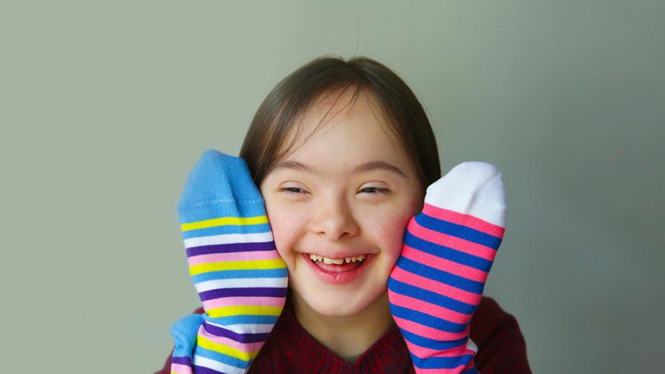 Danas obucite različite čarape u znak podrške osobama sa Daunovim sindromom | Radio Televizija Budva