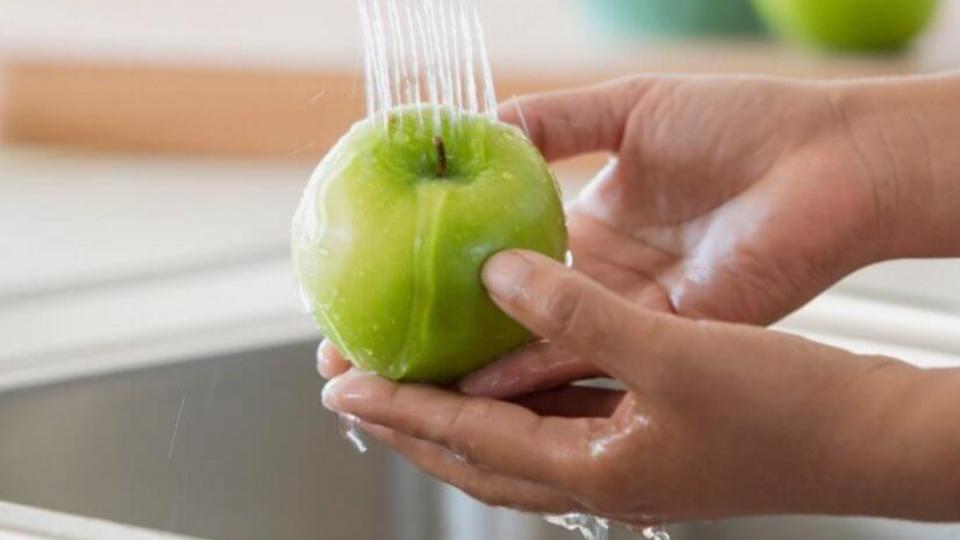 Ruke, voće i povrće oprati, ambalažu baciti | Radio Televizija Budva