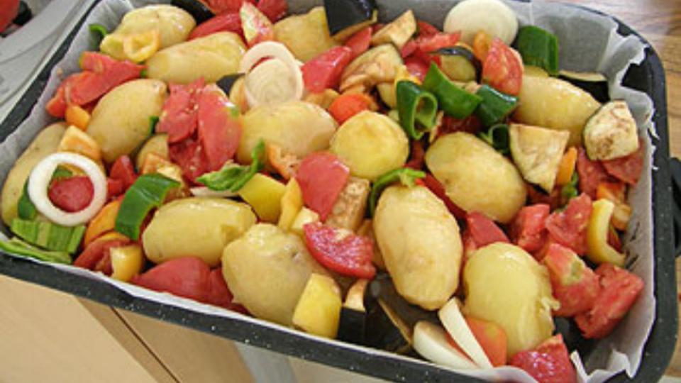 Predlog za ručak: Mladi kromprići sa povrćem | Radio Televizija Budva