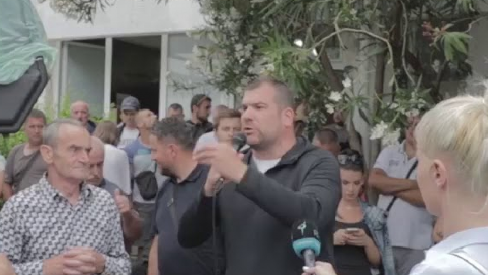 (VIDEO) Krapović pozvao građane da ostanu ispred zgrade Opštine | Radio Televizija Budva