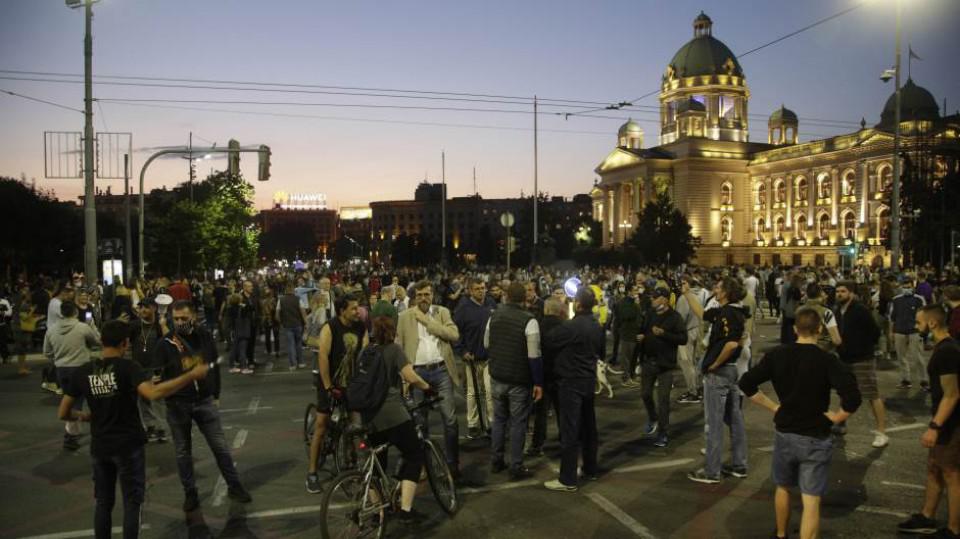Demonstranti ušli u Skupštinu Srbije - intervenisala policija, bačen i suzavac | Radio Televizija Budva