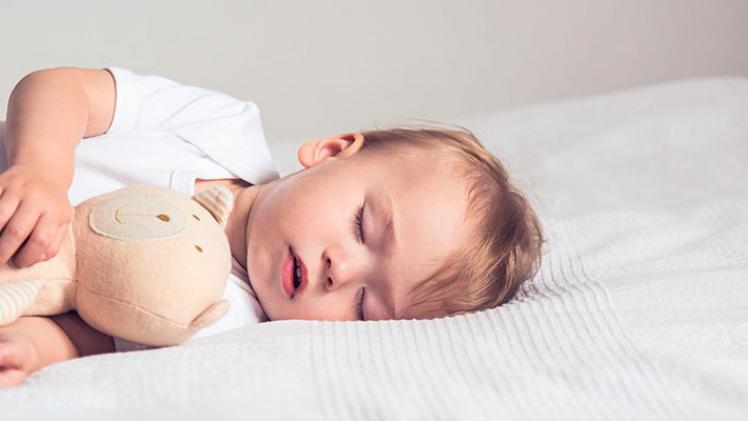 Kako prekinuti opasnu naviku da dijete spava s vama u krevetu | Radio Televizija Budva