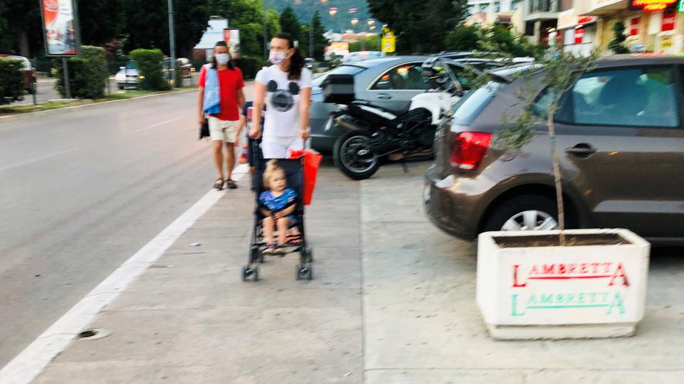 Čitaoci šalju: Majka sa kolicima na trotoaru zaobilazi bahato parkirane automobile | Radio Televizija Budva