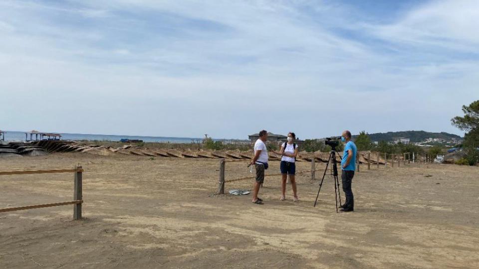Ograđivanje pješčanih dina na plaži Saranda u Ulcinju | Radio Televizija Budva