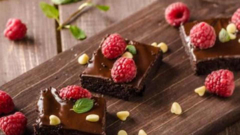 Idealan desert: Napravite kakao kolač sa malinama | Radio Televizija Budva