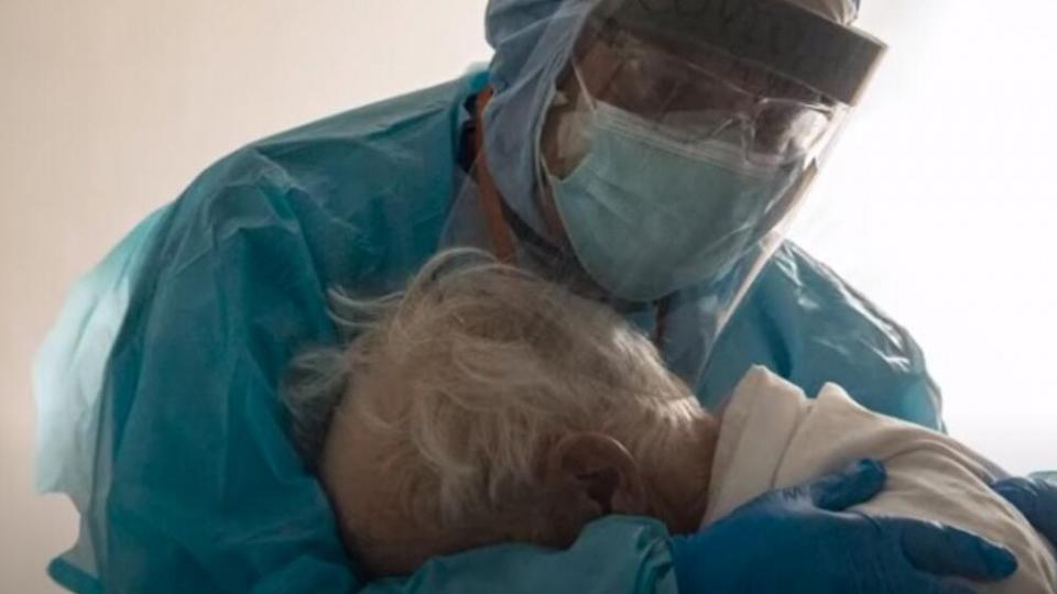 Fotografija koja je postala viralna: Ljekar grli pacijenta oboljelog od koronavirusa | Radio Televizija Budva