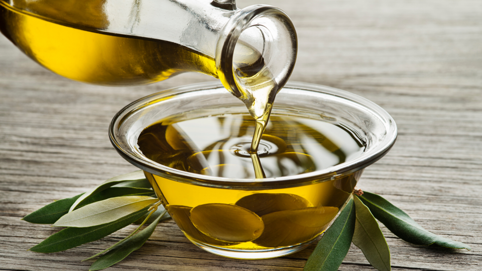 Zašto biste ujutro trebali popiti kašičicu maslinovog ulja | Radio Televizija Budva