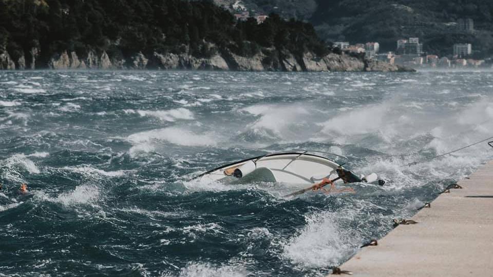 Vjetar nanio štetu: U marini potopljene barke | Radio Televizija Budva