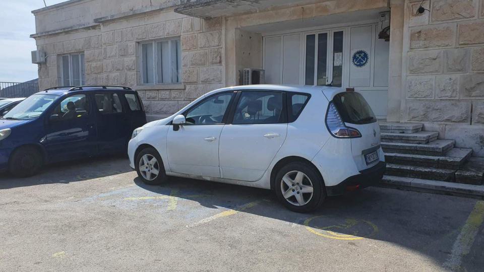Čitaoci šalju: Nepropisno parkiranje na mjestu za OSI | Radio Televizija Budva
