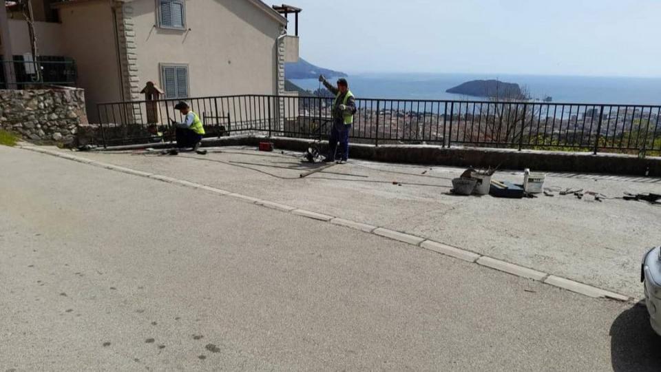 U Podostrogu završena prva faza postavljanja zaštitne ograde | Radio Televizija Budva