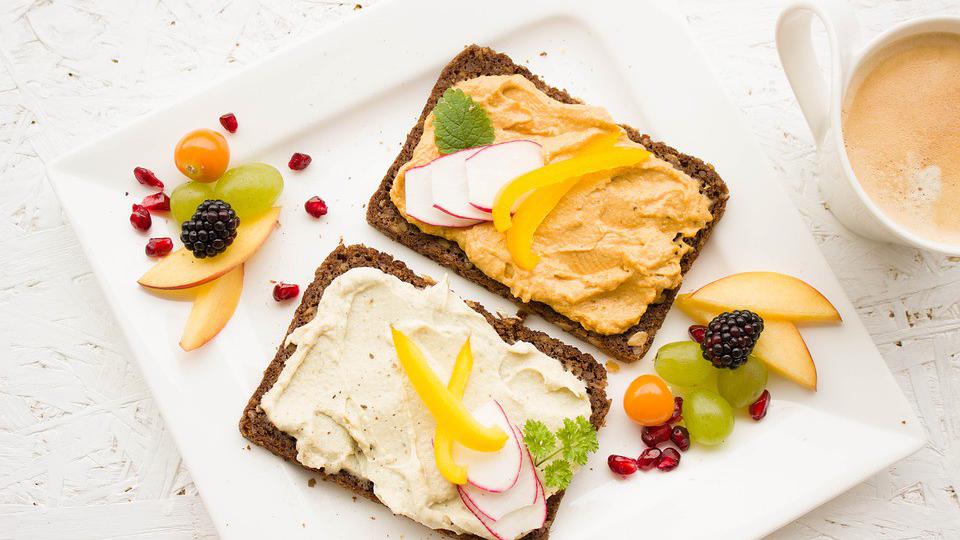 Puter na tostu sa voćem za vaš idealan doručak | Radio Televizija Budva