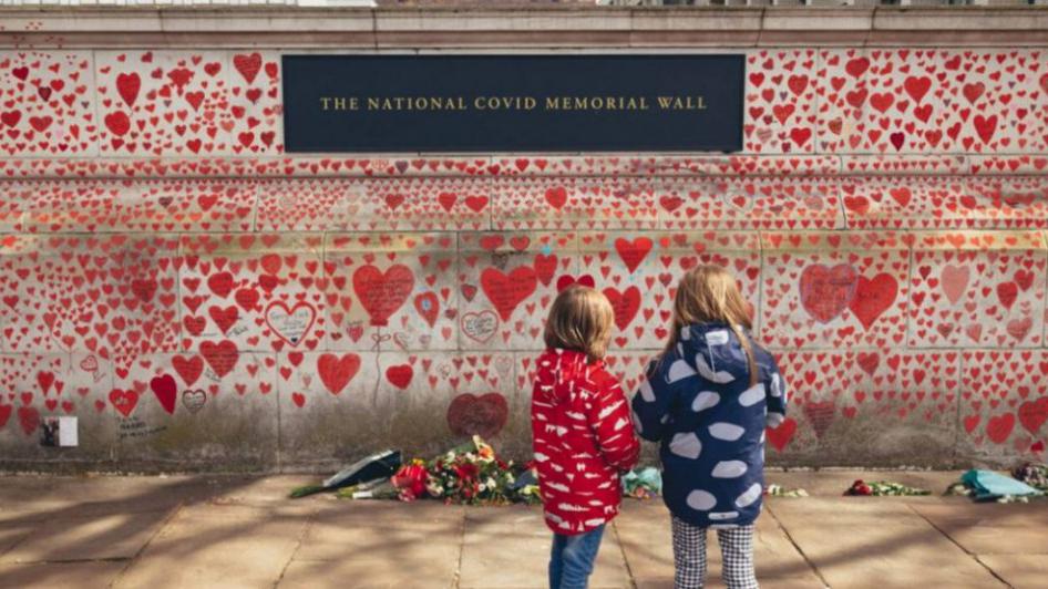 (FOTO) Memorijalnim zidom čuvaju sjećanje na sve žrtve korona virusa u ovoj zemlji | Radio Televizija Budva