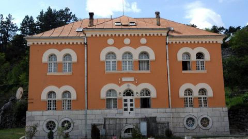 Policija na Cetinju uhapsila pet osoba zbog incidenta ispred internata Bogoslovije | Radio Televizija Budva