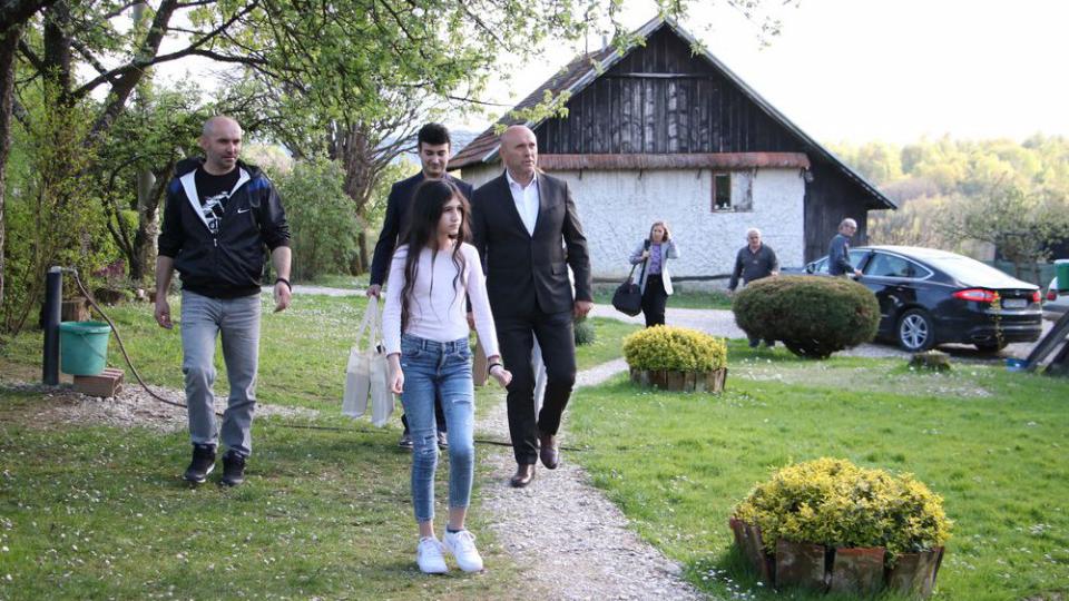 (VIDEO) Delegacija Opštine Budva posjetila Biljanu Čekić i njenu porodicu | Radio Televizija Budva