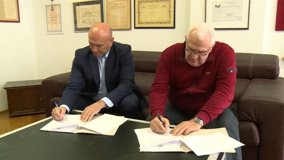 (FOTO/VIDEO) Carević i Tomčić potpisali sporazum o saradnji Opštine Budva i Filmskih novosti | Radio Televizija Budva