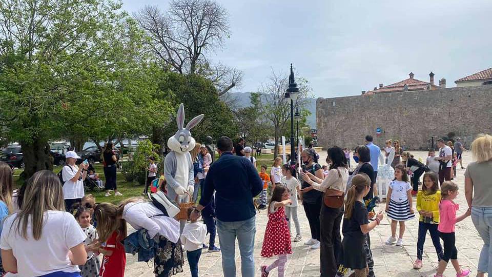 (VIDEO/FOTO) TO Budva najmlađe sugrađane i goste obradovala uskršnjim programom | Radio Televizija Budva