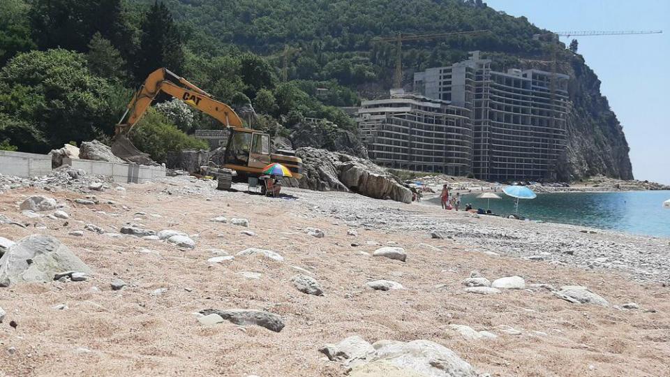 Barović mimo dozvole betonira plažu u Perazića dolu | Radio Televizija Budva