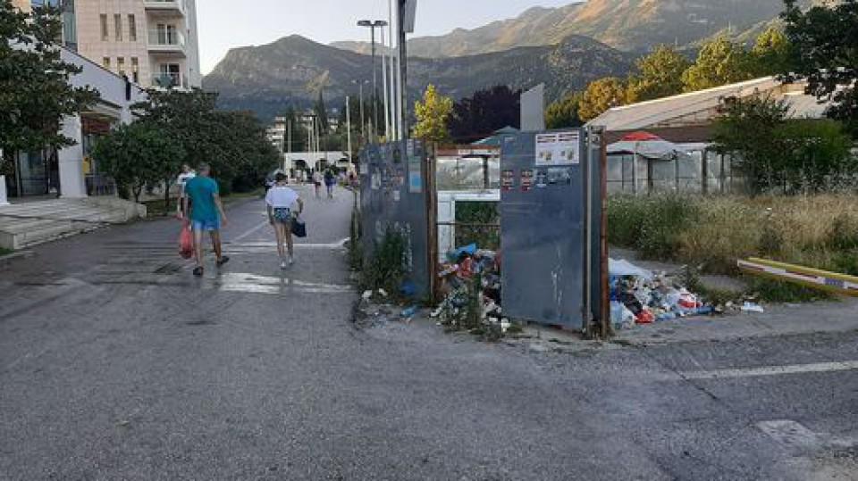 Čitaoci šalju: Gomila smeća u ekskluzivnoj zoni grada | Radio Televizija Budva