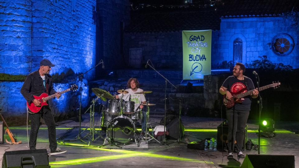 Vlatko Stefanovski trio oduševio publiku na sceni između crkava | Radio Televizija Budva