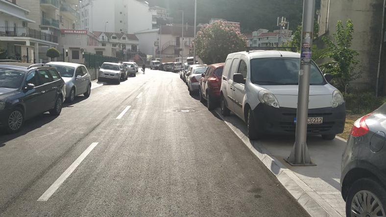 (FOTO) Problem sa parkiranjem u naselju Velji vinogradi | Radio Televizija Budva